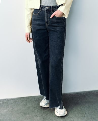  URBAN REVIVO - Quần jeans nữ ống loe phom ôm cá tính 