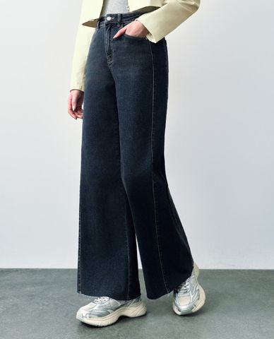  URBAN REVIVO - Quần jeans nữ ống loe phom ôm cá tính 