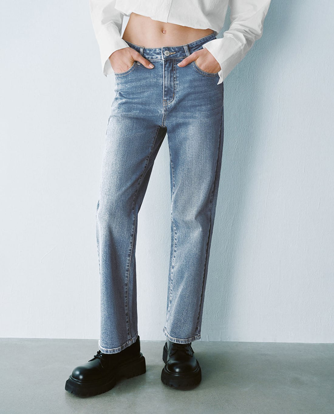 URBAN REVIVO - Quần jeans nữ ống đứng wash bạc cá tính