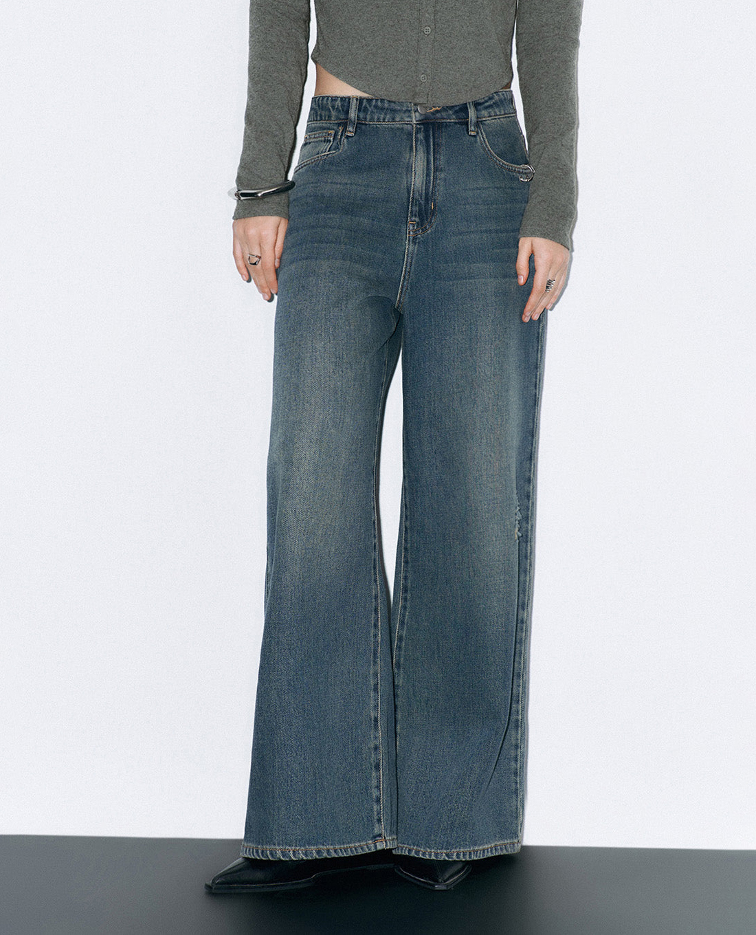 URBAN REVIVO - Quần jeans nữ ống rộng thời trang