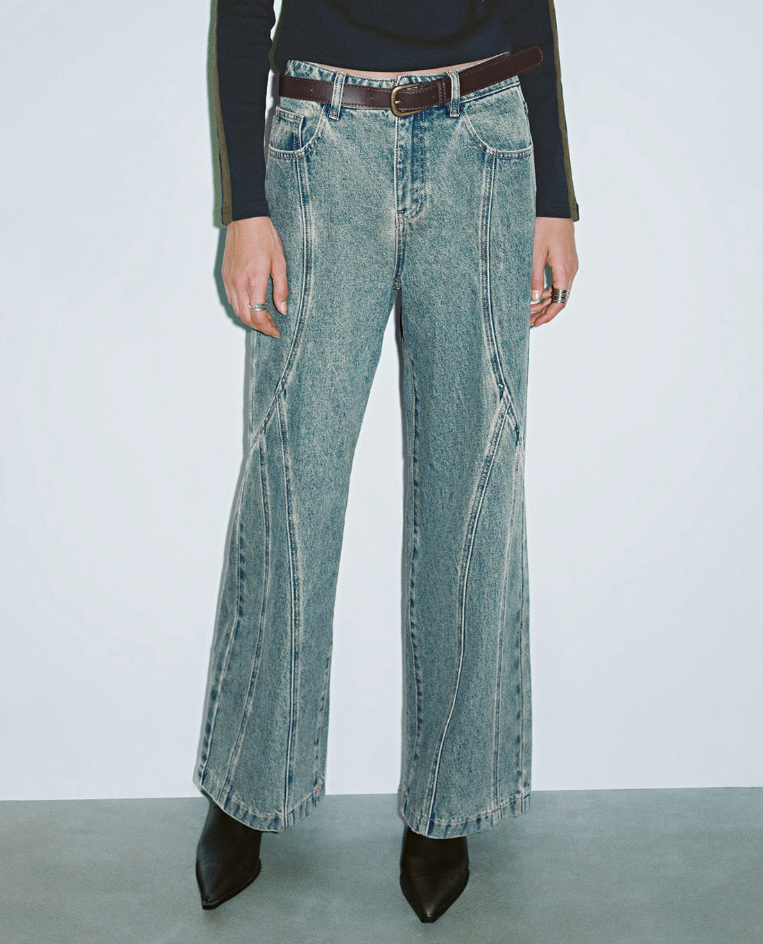 URBAN REVIVO - Quần jeans nữ ống rộng phối thắt lưng