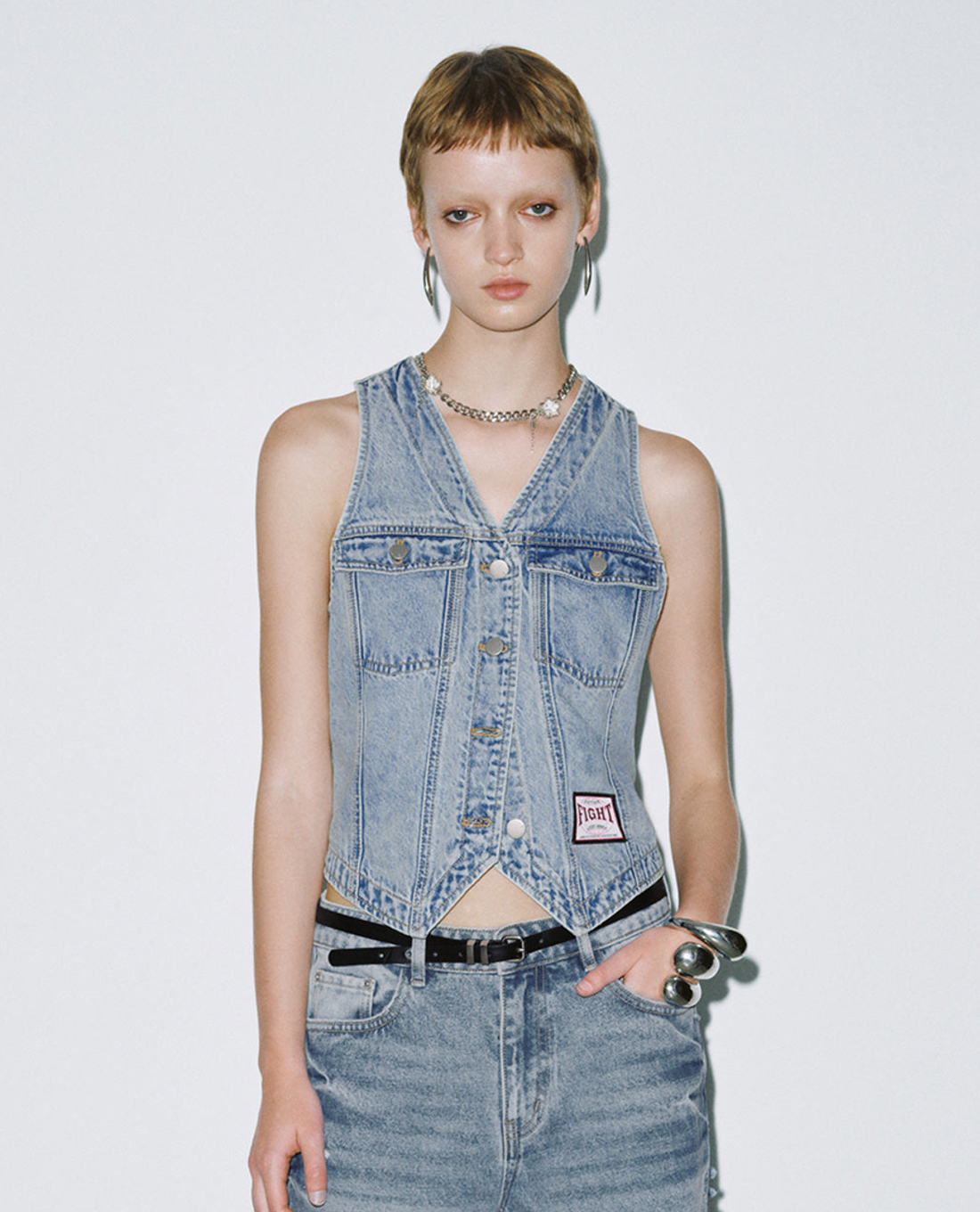 URBAN REVIVO - Áo sát nách nữ denim cổ V phối nút