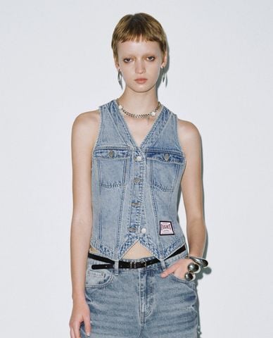  URBAN REVIVO - Áo sát nách nữ denim cổ V phối nút 