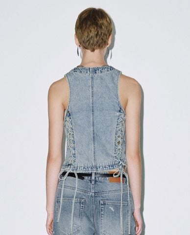  URBAN REVIVO - Áo sát nách nữ denim cổ V phối nút 