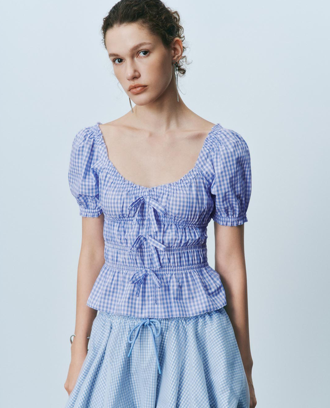 URBAN REVIVO - Áo kiểu nữ cổ vuông tay phồng Bow Décor