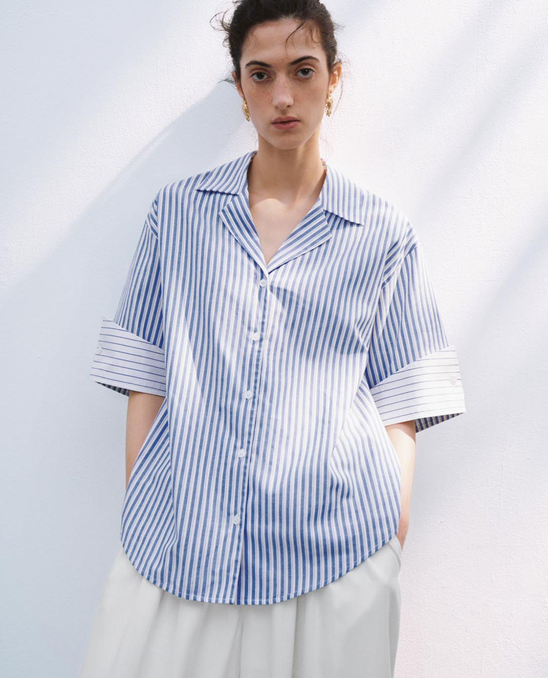 URBAN REVIVO - Áo sơ mi nữ cổ bẻ tay lửng phối sọc