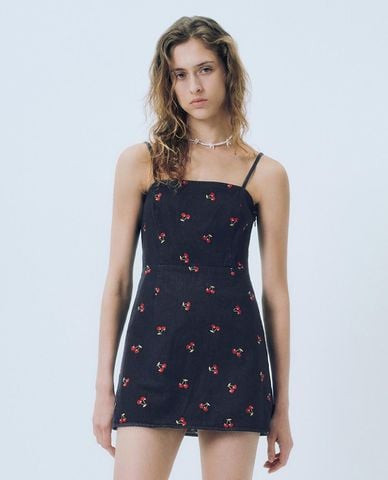  URBAN REVIVO - Đầm denim hai dây mini phối họa tiết 