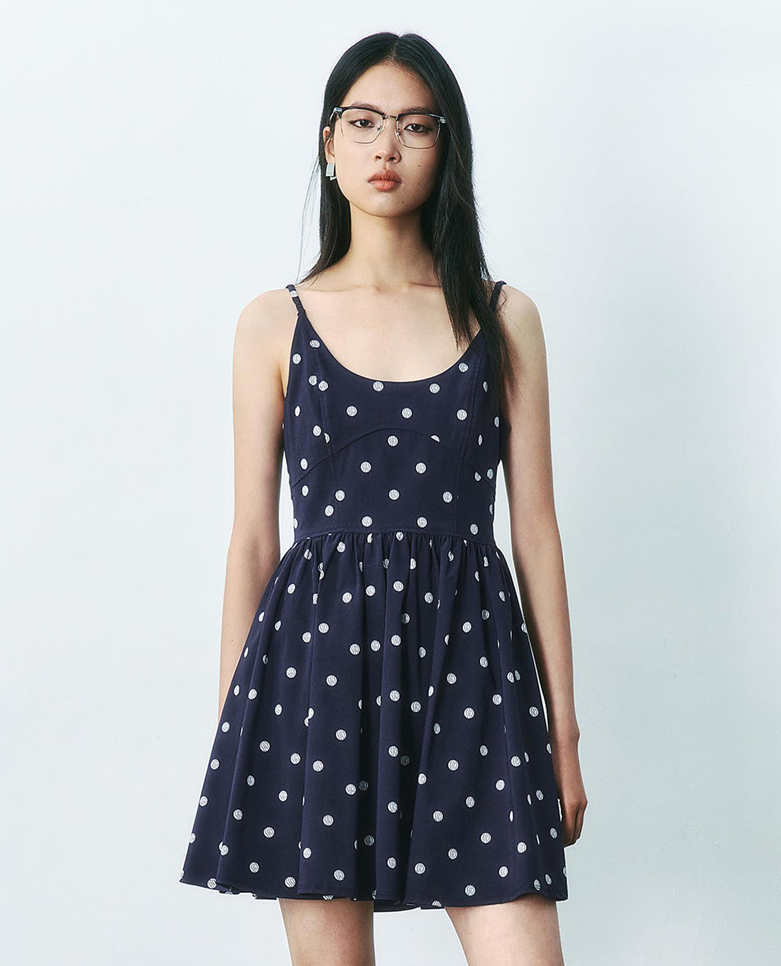 URBAN REVIVO - Đầm hai dây mini chấm bi dáng xoè