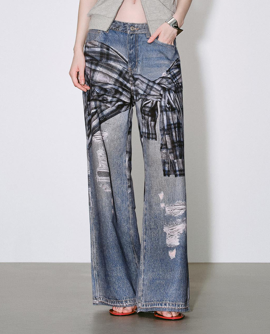 URBAN REVIVO - Quần jeans nữ ống rộng in họa tiết