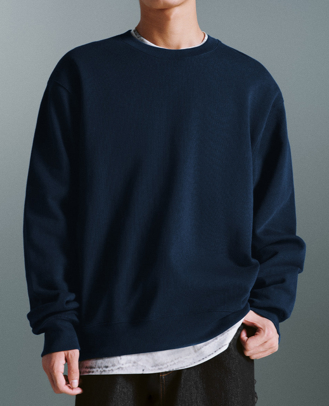 URBAN REVIVO - Áo sweatshirt nam cổ tròn tay dài phom suông