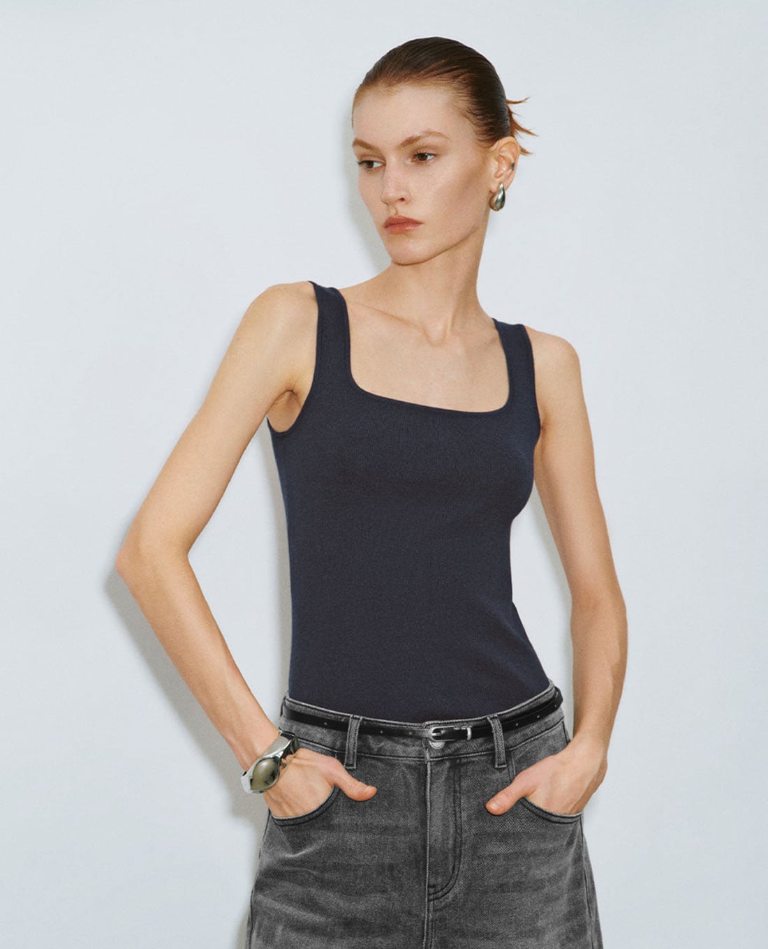 URBAN REVIVO - Áo ba lỗ nữ dệt kim phom ôm Square-cut Collar