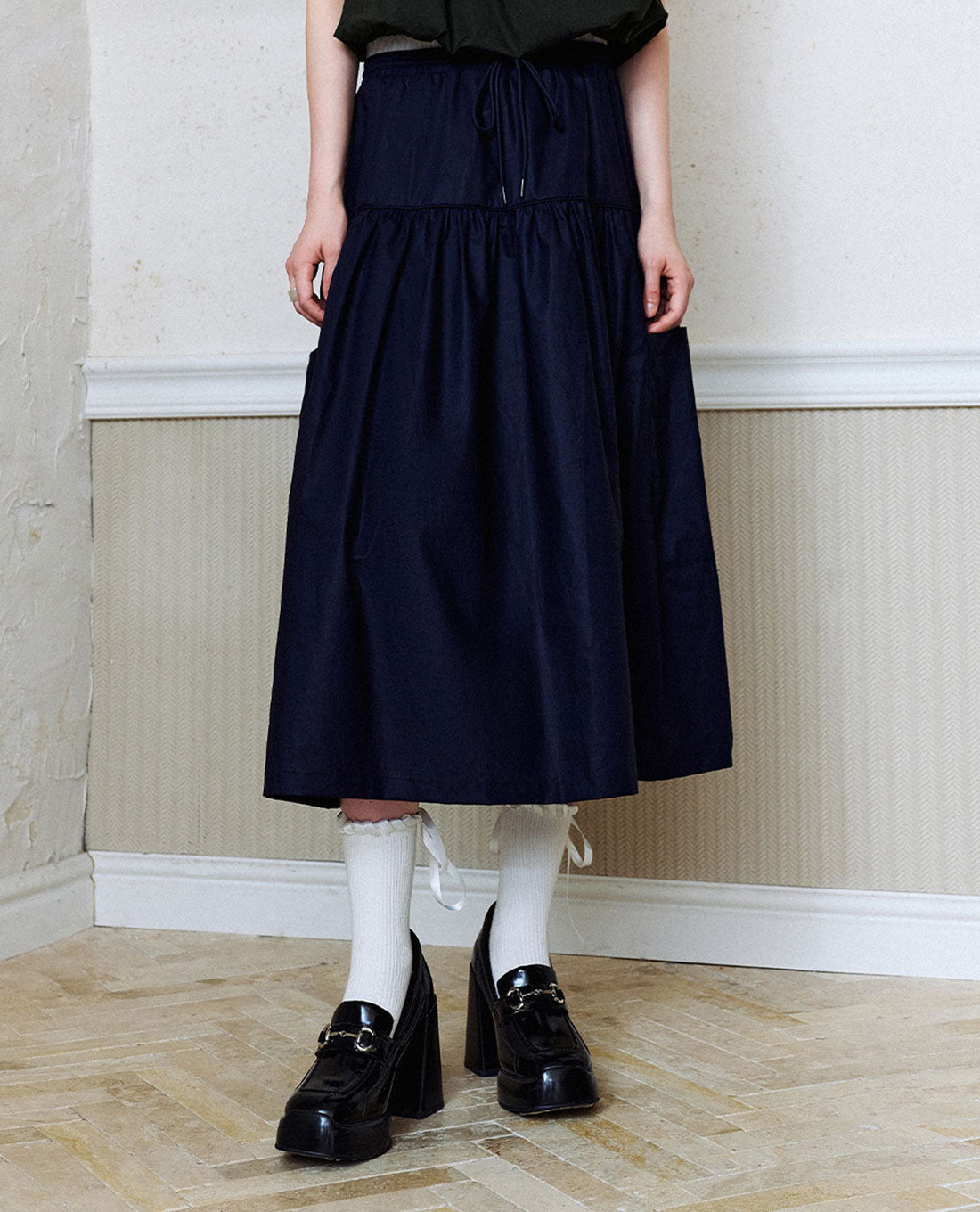 URBAN REVIVO - Chân váy xếp tầng phom midi lưng thun Elastic