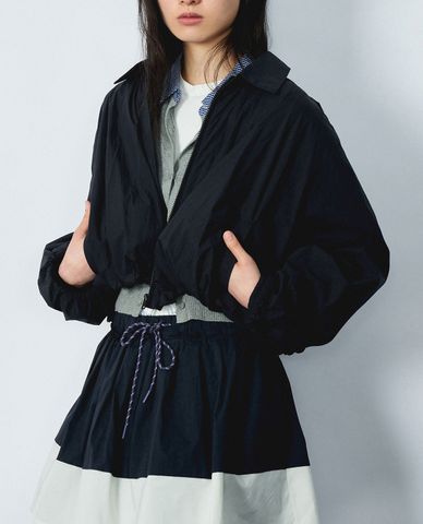  URBAN REVIVO - Áo khoác croptop nữ phối zip 