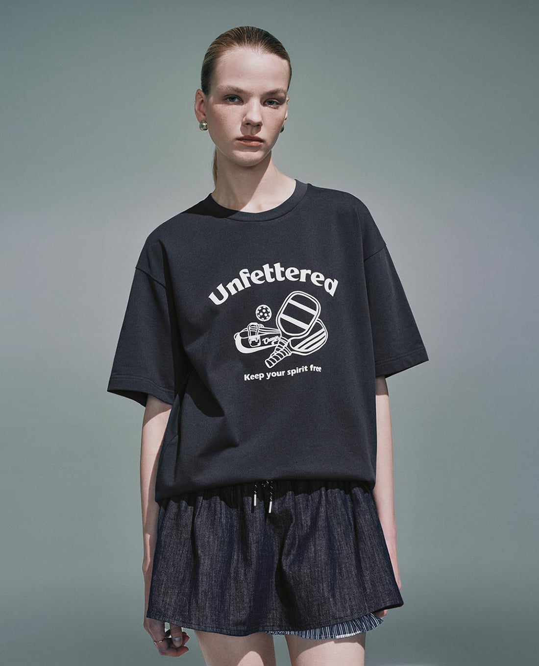 URBAN REVIVO - Áo thun nữ cổ tròn tay ngắn hiện đại