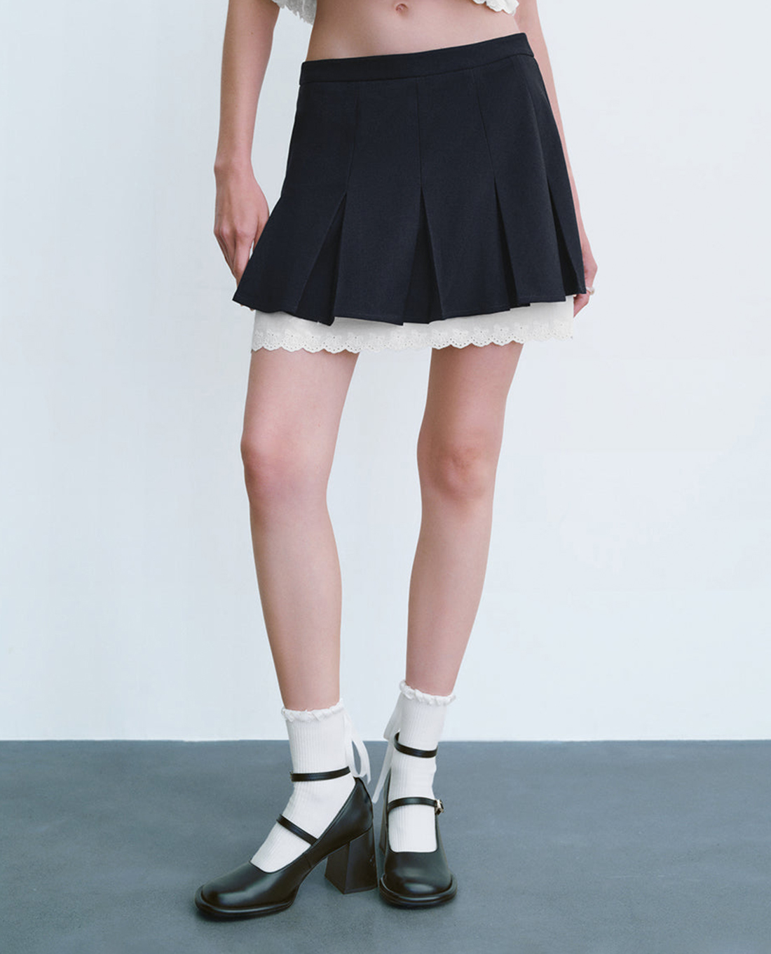 URBAN REVIVO - Chân váy chữ A mini xếp ly phối ren