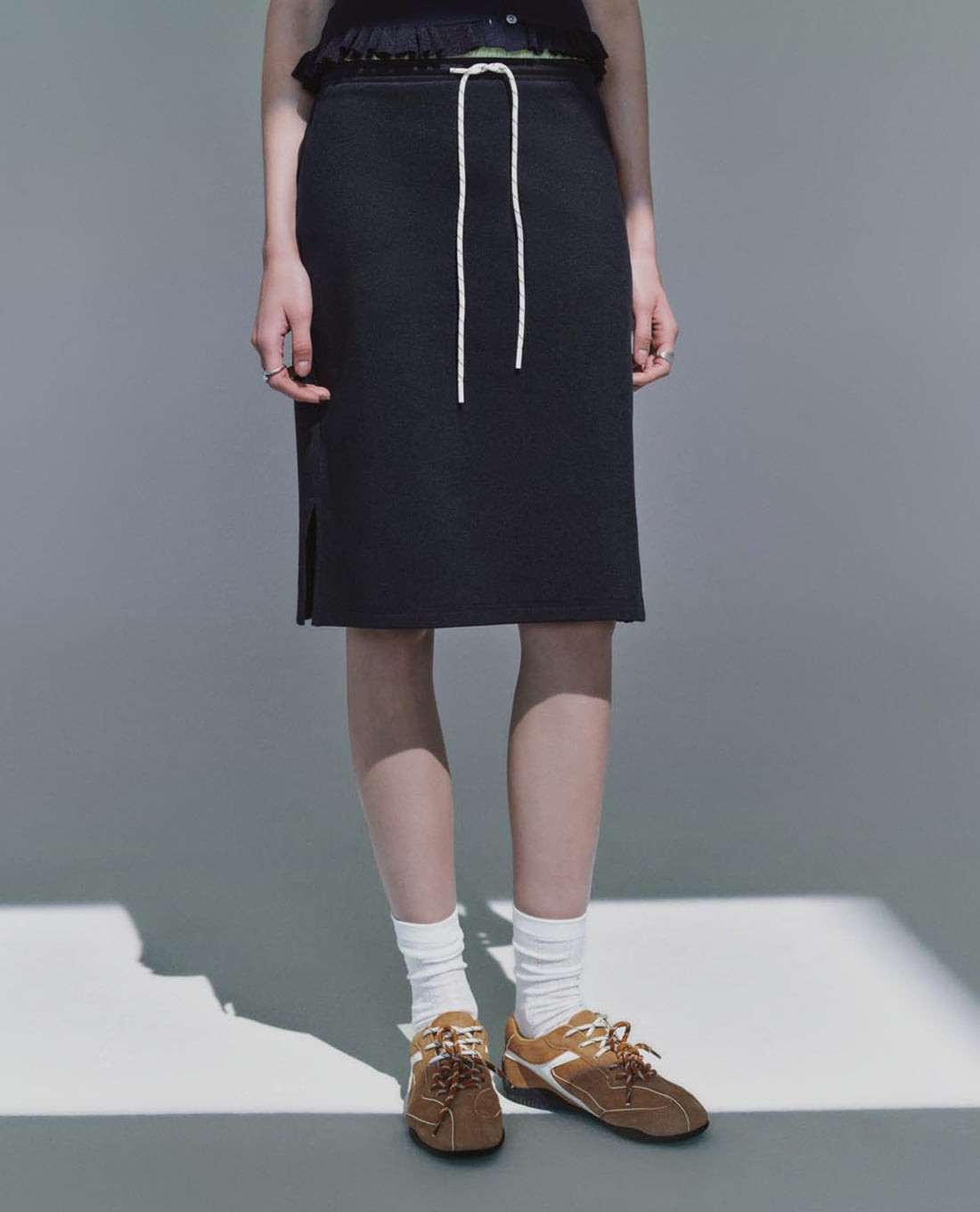 URBAN REVIVO - Chân váy phom suông midi phối dây rút