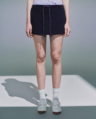  URBAN REVIVO - Chân váy phom suông mini phối dây rút 