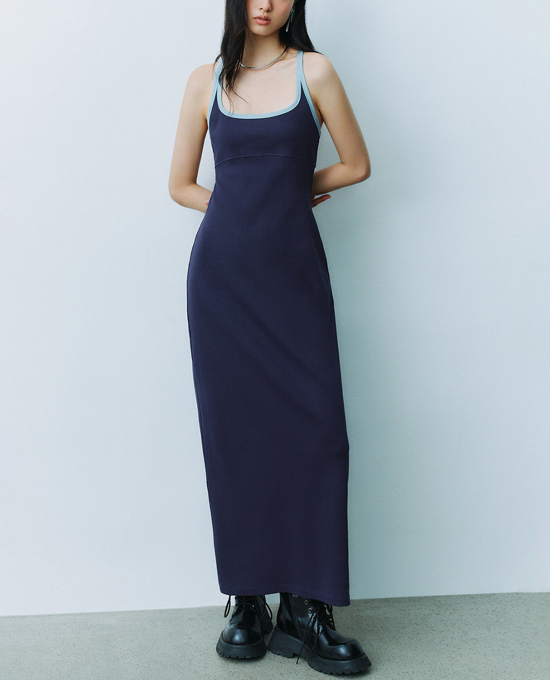 URBAN REVIVO - Đầm hai dây midi phom ôm