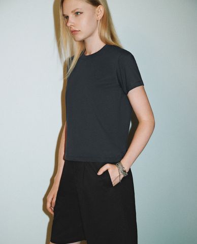  URBAN REVIVO - Áo thun nữ cổ tròn tay ngắn Crew Neck 