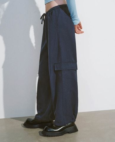  URBAN REVIVO - Quần nữ ống rộng lưng thun phối dây rút 