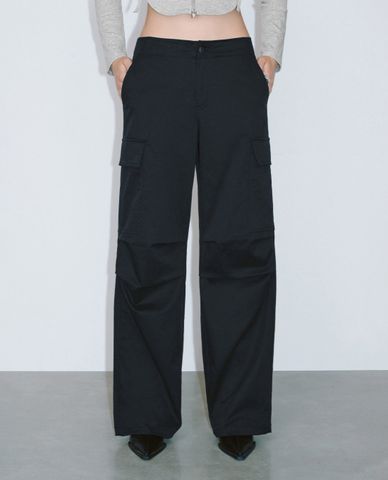  URBAN REVIVO - Quần nữ ống rộng phối túi hiện đại 