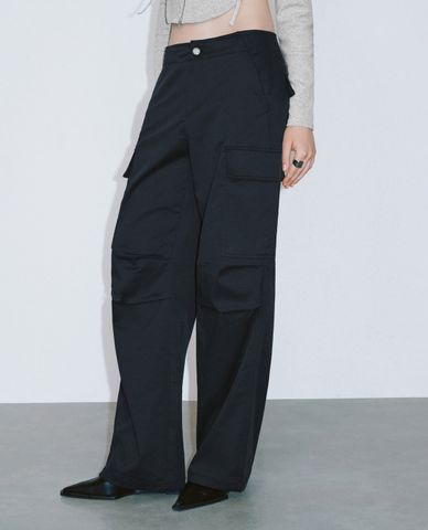  URBAN REVIVO - Quần nữ ống rộng phối túi hiện đại 