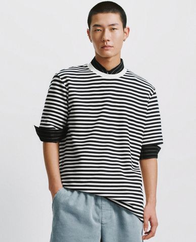  URBAN REVIVO - Áo thun nam cổ tròn tay ngắn kẻ sọc 