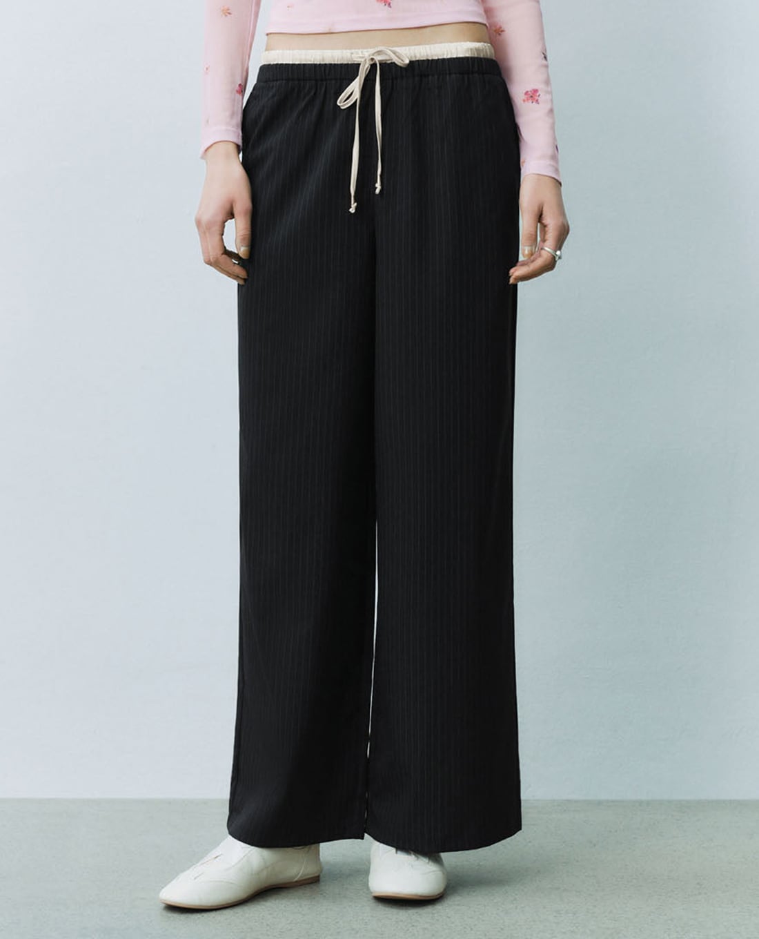 URBAN REVIVO - Quần nữ ống rộng phối lưng thun hiện đại