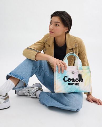  COACH - Túi tote nữ phom vuông hoạ tiết tie-dye Cargo 26 With Rainbow 