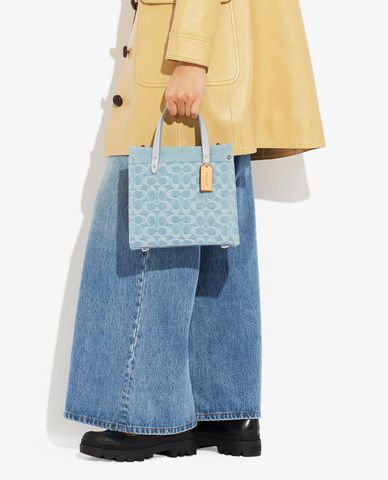  COACH - Túi tote nữ phom vuông Field 22 In Signature Denim 