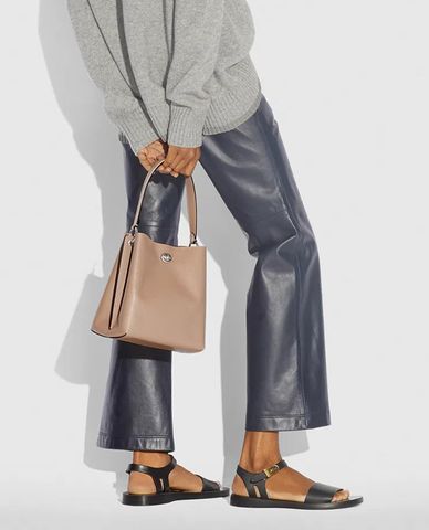  COACH - Túi đeo vai hình thang khóa kim loại Charlie 21 