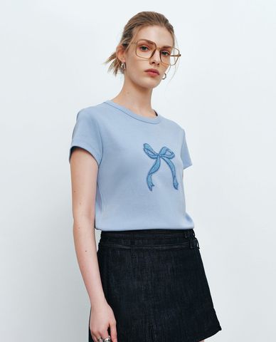  URBAN REVIVO - Áo thun nữ cổ tròn tay ngắn họa tiết nơ 