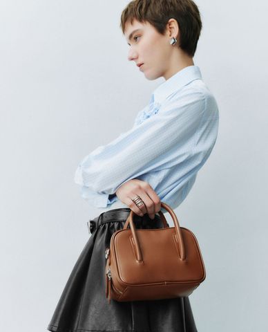  URBAN REVIVO - Áo sơ mi nữ cổ bẻ tay dài đính hoa 