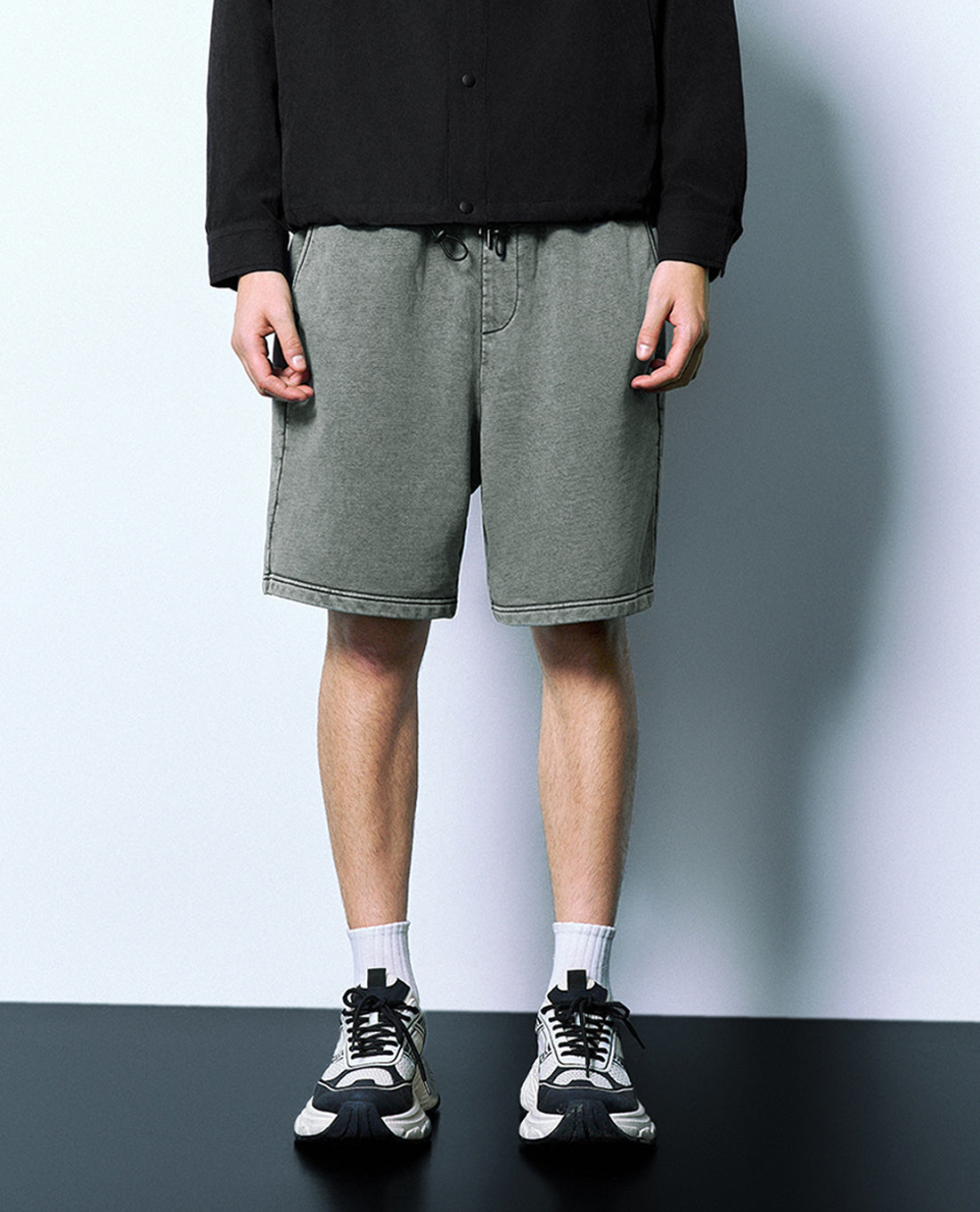 URBAN REVIVO - Quần short nam ngang gối lưng thun phối dây rút