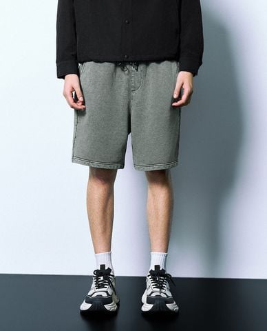  URBAN REVIVO - Quần short nam ngang gối lưng thun phối dây rút 