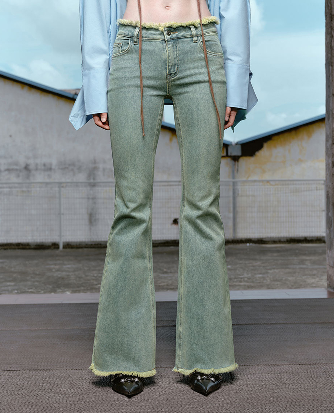 URBAN REVIVO - Quần jeans nữ ống loe phom ôm hiện đại