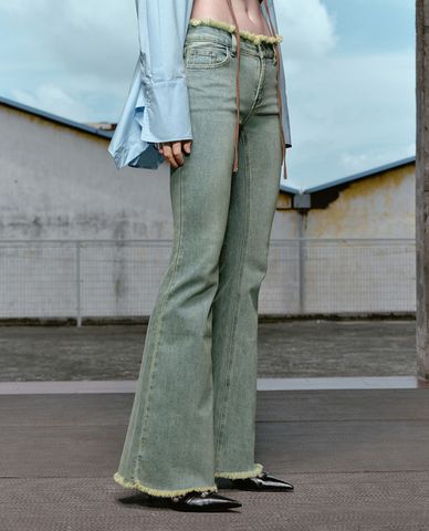  URBAN REVIVO - Quần jeans nữ ống loe phom ôm hiện đại 