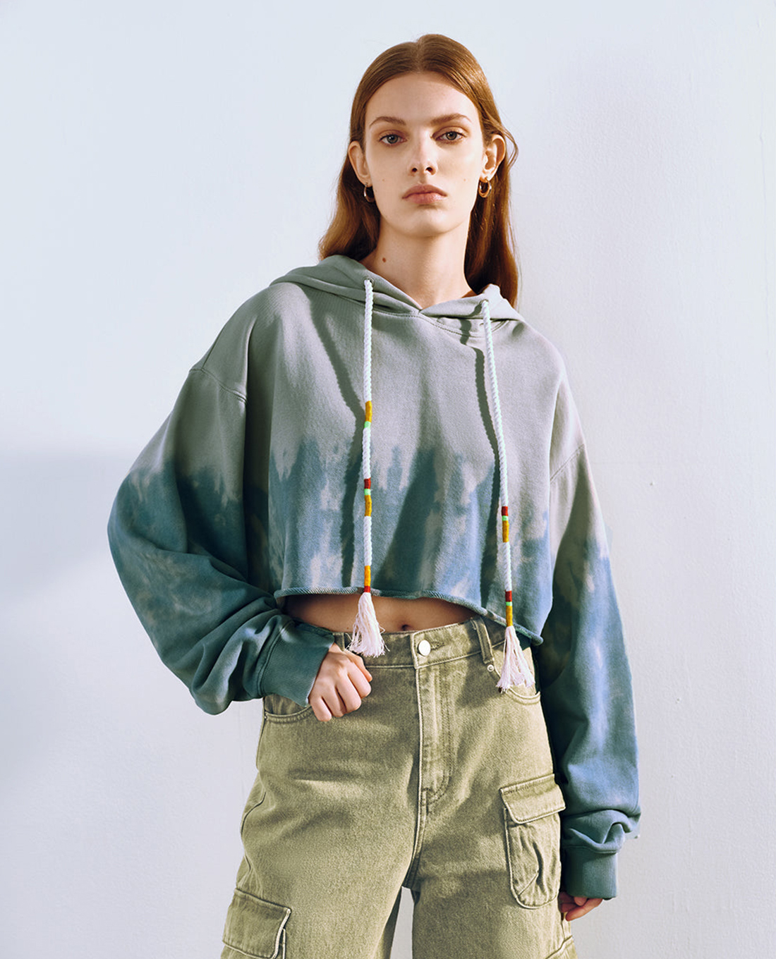 URBAN REVIVO - Áo hoodie nữ phom croptop tay dài Printed