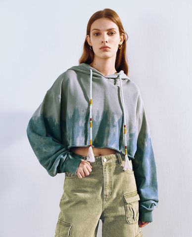  URBAN REVIVO - Áo hoodie nữ phom croptop tay dài Printed 