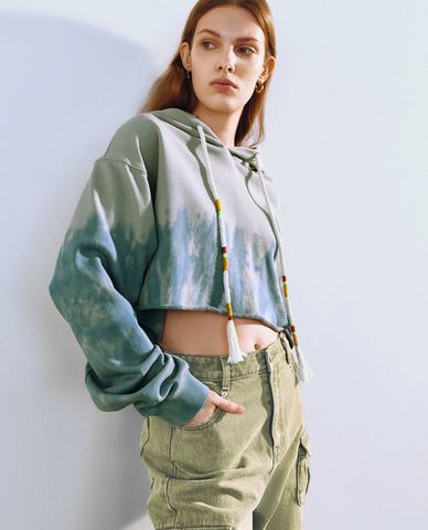  URBAN REVIVO - Áo hoodie nữ phom croptop tay dài Printed 