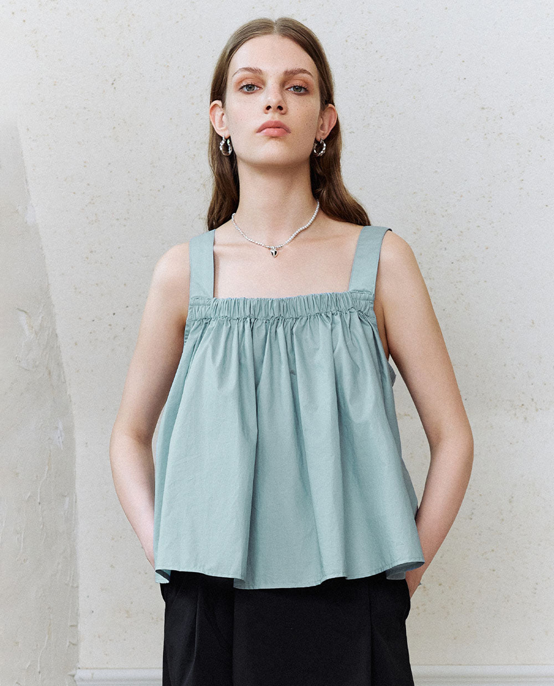URBAN REVIVO - Áo hai dây nữ xếp li Square Cut Collar Cami
