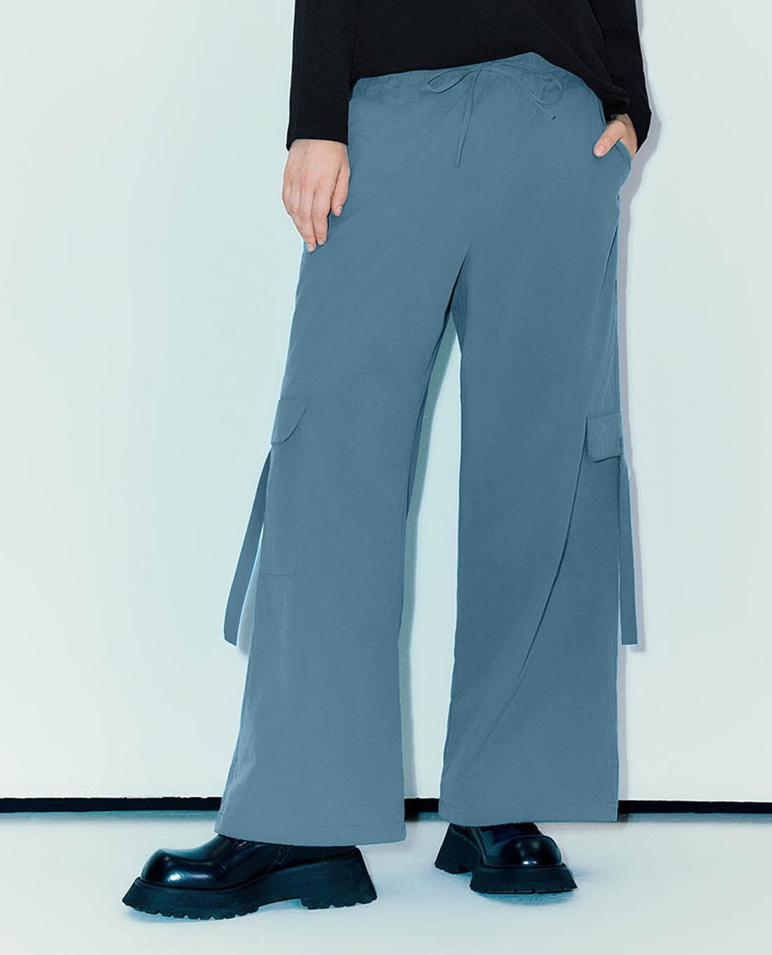 URBAN REVIVO - Quần nữ ống rộng lưng thun phối dây rút Straight