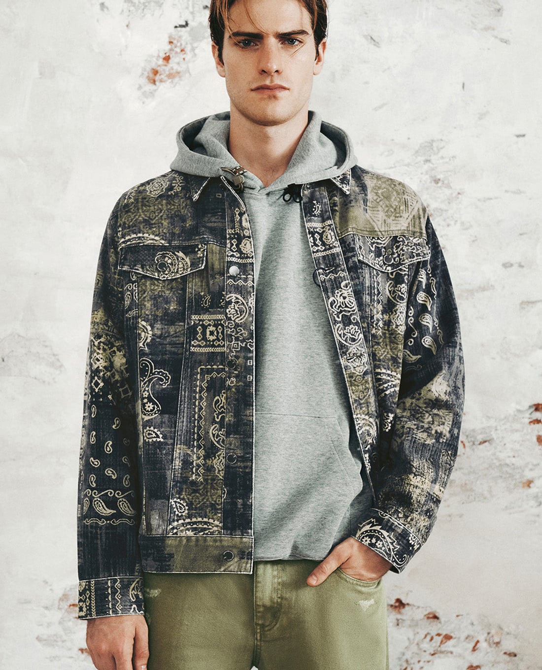 URBAN REVIVO - Áo khoác denim nam cổ bẻ tay dài Printed Trucker