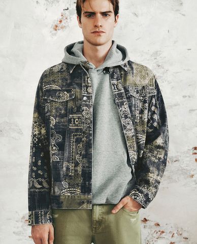  URBAN REVIVO - Áo khoác denim nam cổ bẻ tay dài Printed Trucker 