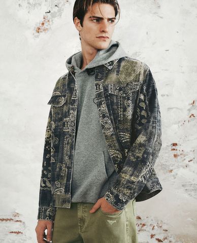  URBAN REVIVO - Áo khoác denim nam cổ bẻ tay dài Printed Trucker 