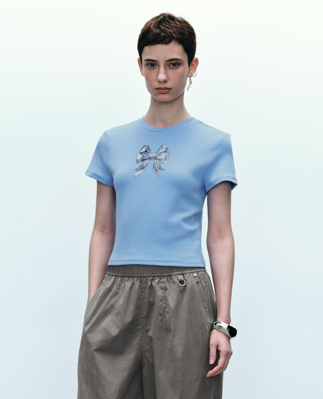 URBAN REVIVO - Áo croptop nữ cổ tròn tay ngắn phối hoạ tiết