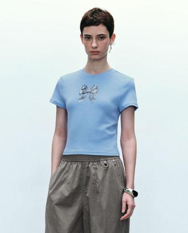  URBAN REVIVO - Áo croptop nữ cổ tròn tay ngắn phối hoạ tiết 