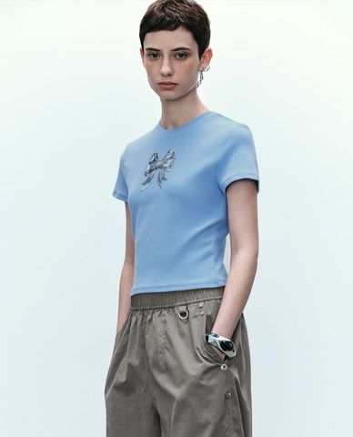  URBAN REVIVO - Áo croptop nữ cổ tròn tay ngắn phối hoạ tiết 