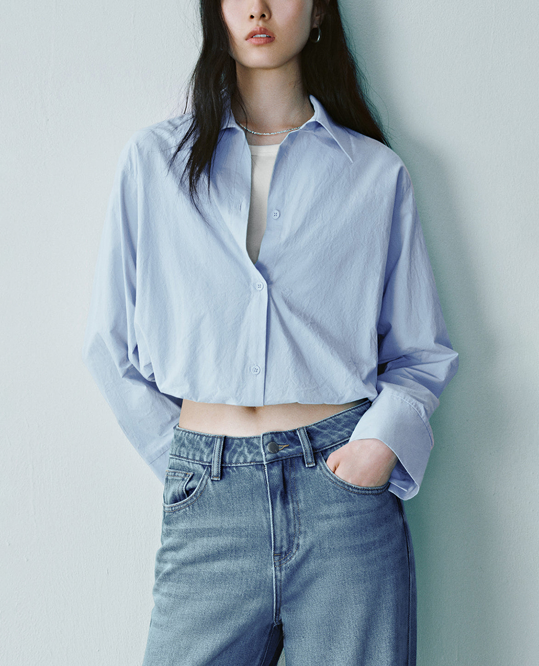 URBAN REVIVO - Áo sơ mi nữ cổ bẻ tay dài phom croptop