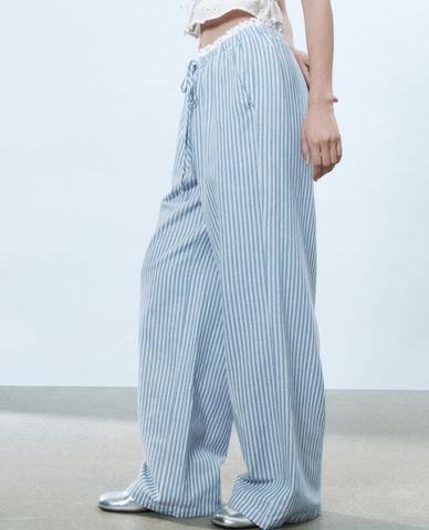  URBAN REVIVO - Quần nữ ống rộng lưng thun kẻ sọc 